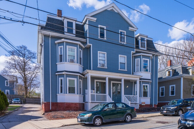 Large two and three-story multi-unit properties that are newly built or renovated offer a great deal of space in Spring Hill.