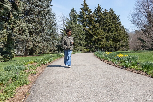 The New York Botanical Gardens border the Allerton neighborhood.