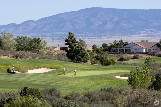 The Stone Ridge Golf Course offers players amazing views in Stoneridge.