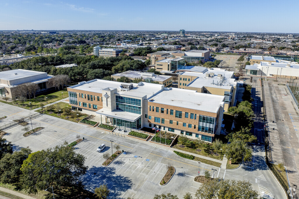 Strake Jesuit College Preparatory, Rankings & Reviews - Homes.com