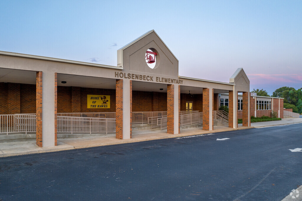 Holsenbeck Elementary School is located at 445 Holsenbeck School Rd, Winder, GA 30680.