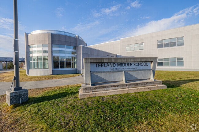 Teeland Middle School offers many activities near South Lakes.
