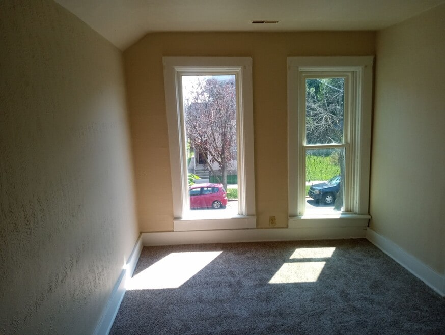 135 Everett St unit Upper, Toledo, OH 43608 - photo 1