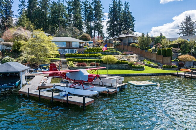 Park your plane at your beautiful Lakeside home in Lakeview.