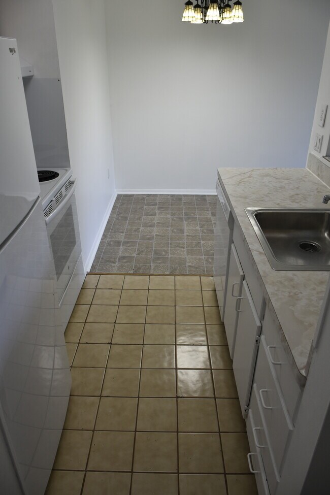 806 Bloomfield Village Blvd unit J, Auburn Hills, MI 48326 - photo 7