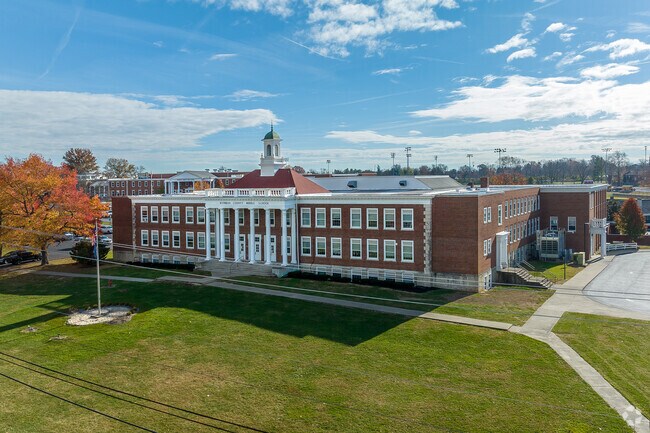 The student population of Bourbon County Middle School is 593 and the school serves 6-8.