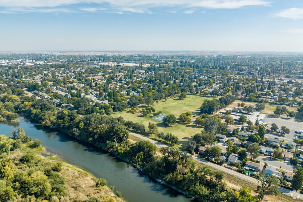 Larchmont Riviera East