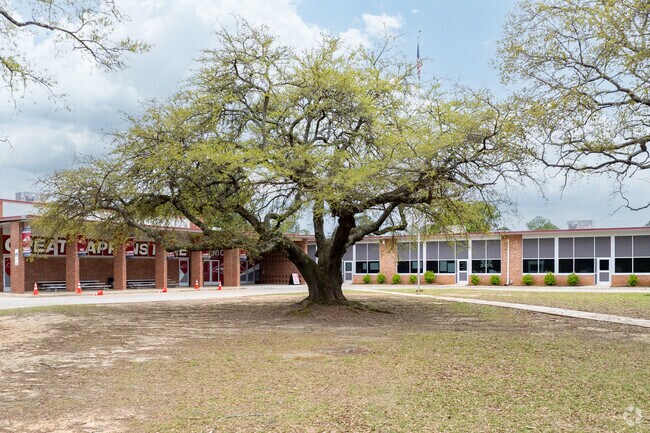 E.S. Richardson Elementary School has a 22:1 student to teacher ratio.