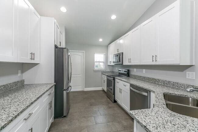 105 Pompei Dr, Kissimmee, FL 34758 - photo 4