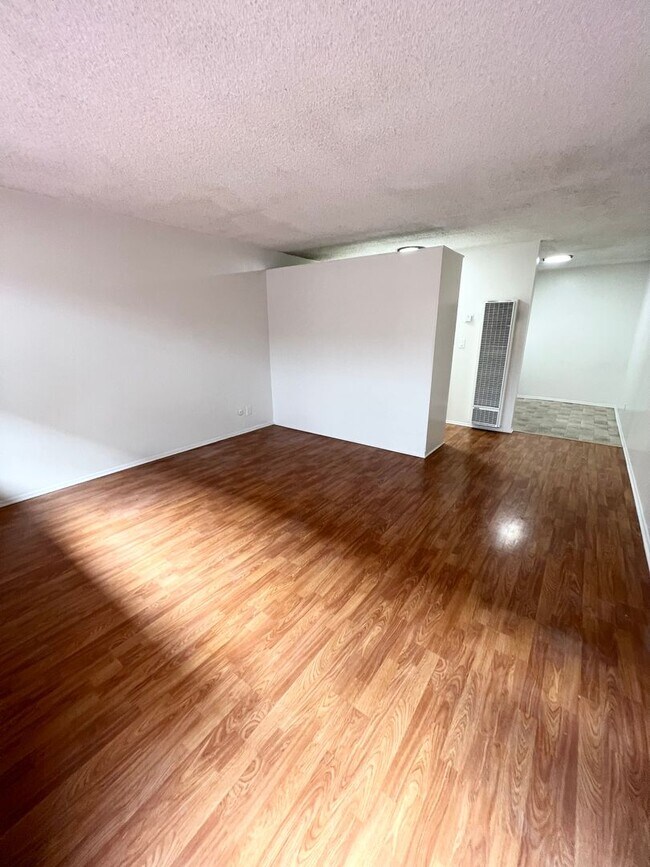 REGAL MANOR, Hawthorne, CA 90250 - photo 2