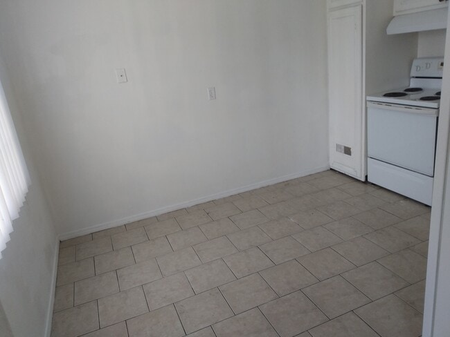 3720 E Clay Ave unit D, Fresno, CA 93702 - photo 2