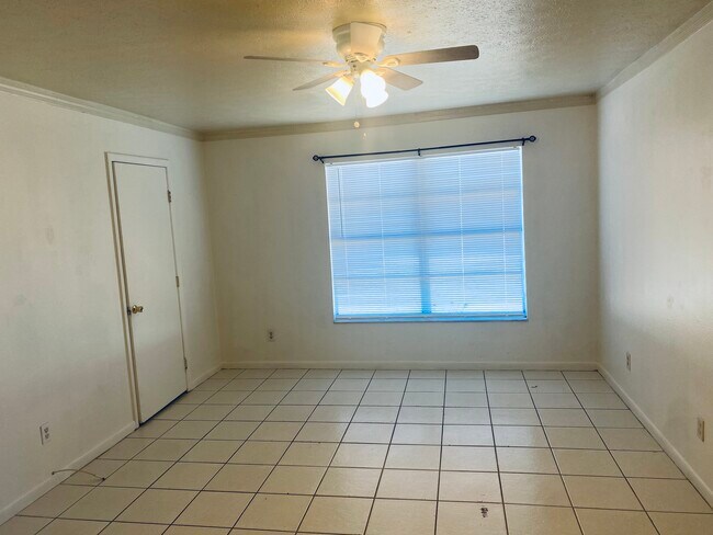 521 NE 24th Place, Cape Coral, FL 33909 - photo 6