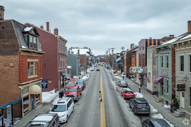 Downtown Covington streets are lined with 19th-century townhouses, retails, and restaurants.