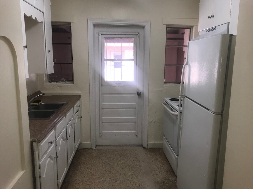 605 S 6th St unit 605, Fort Pierce, FL 34950 - photo 1