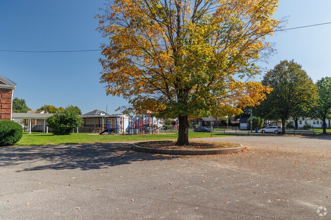 Jackson Main Elementary has a student-teacher ratio of 19 to 1.