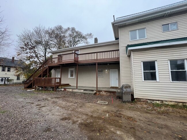283 Harbor St unit Apartment 3, Conneaut, OH 44030 - photo 2