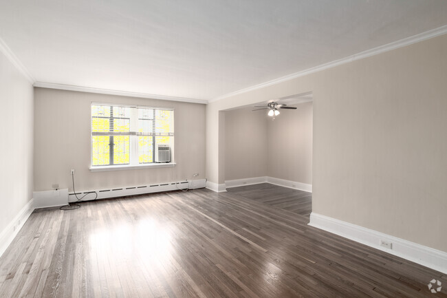 2BR, 2BA - 1,035SF - Living Room