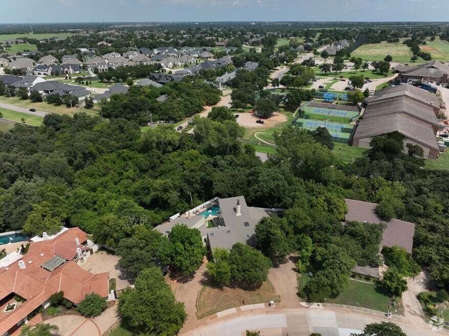 913 Oak Tree Dr, Edmond, OK 73025 - photo 2