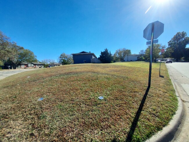 801 Dondee Dr, Manhattan, KS 66502 - photo 3