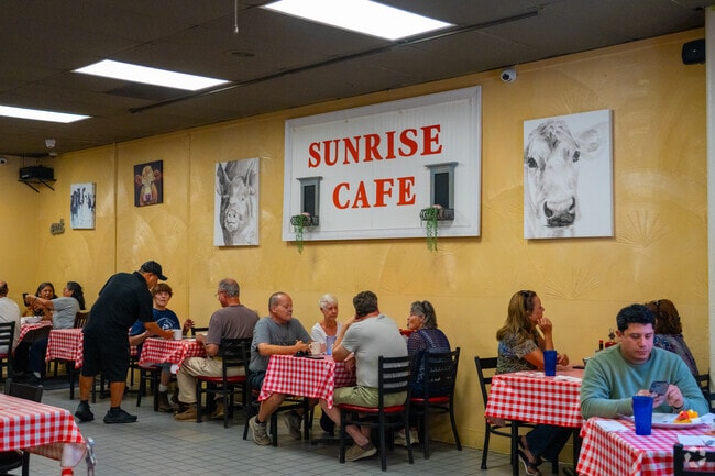 Sunrise Cafe offers a casual, family-friendly setting near Lake of the Pines.