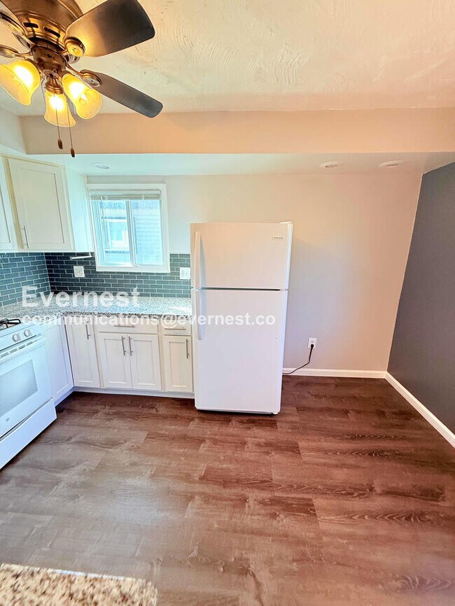 9433 Sylvia St, Taylor, MI 48180 - photo 3