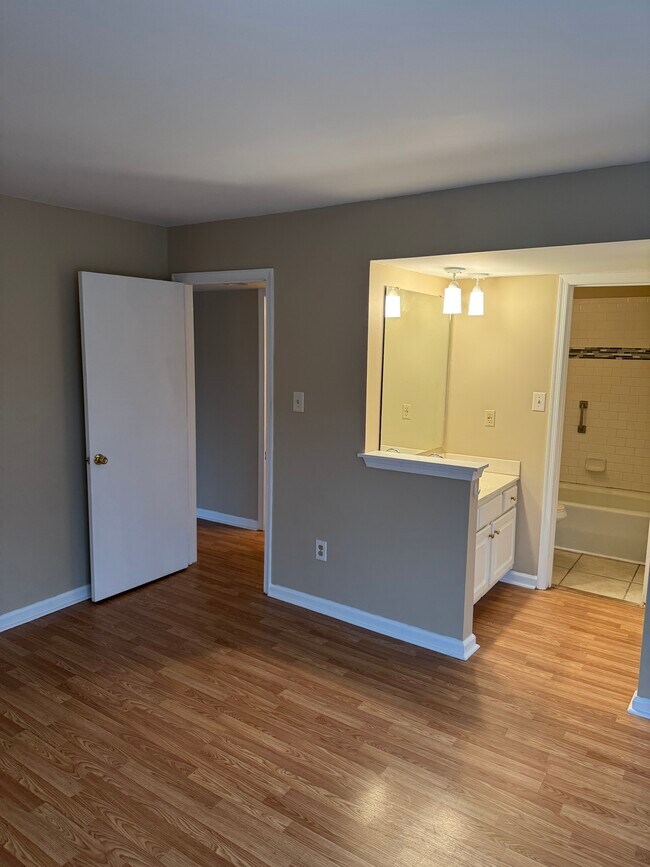 1021 Wirewood Dr unit 301, Raleigh, NC 27605 - photo 5