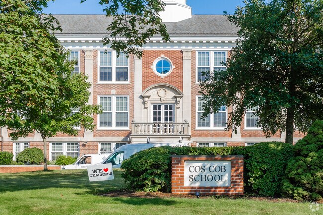 Cos Cob School has 359 students in grades K-5.