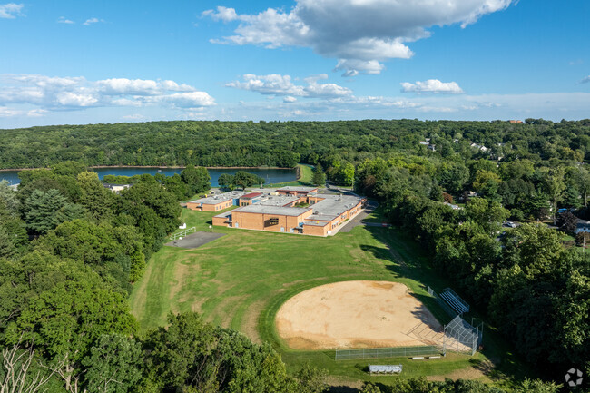Memorial Middle School in Fair Lawn, NJ, has 49% female and 51% male population.