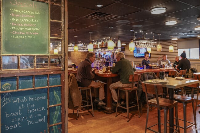 Boathouse Grille restaurant specializing in classic American seafood in Essex,