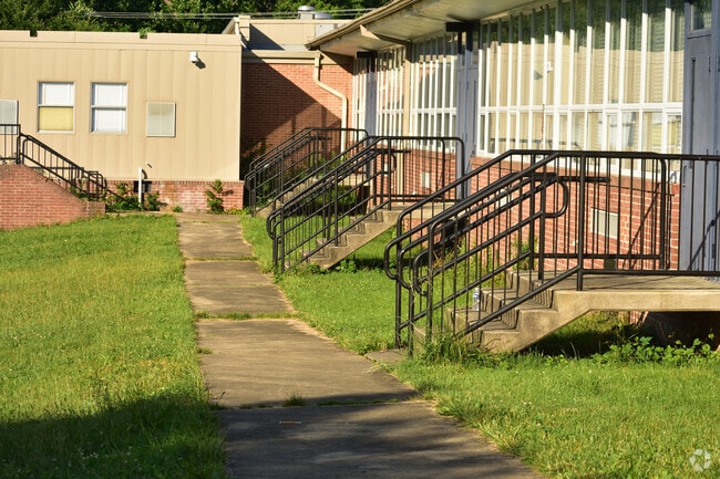 Doswell E. Brooks Elementary is a public school in Coral Hills.