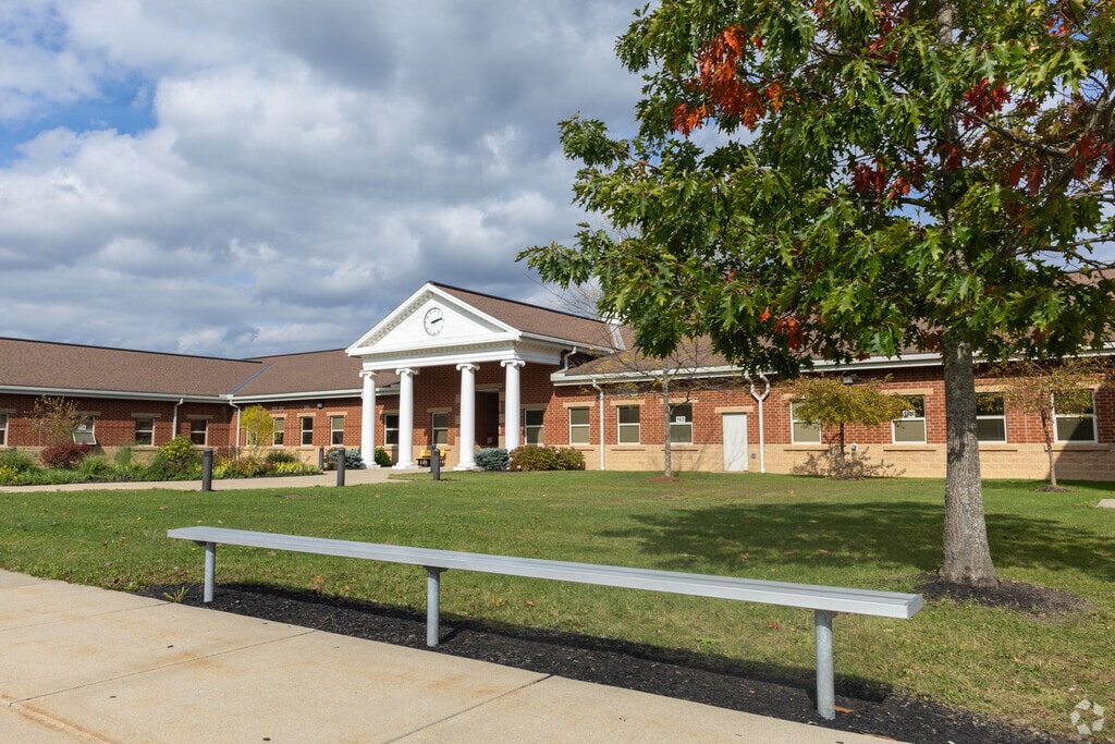 Rock Creek Elementary School provides education in the neighborhood of 
Ashtabula County.