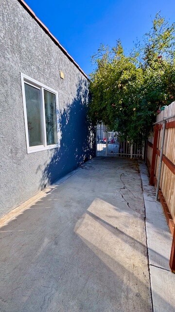 1026 W 108th St unit Front House, Los Angeles, CA 90044 - photo 6