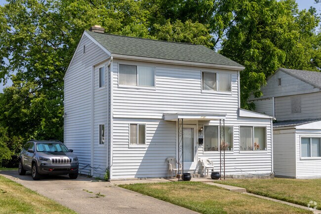 Room for the entire family in this Highview Hills 2 story classic style home.