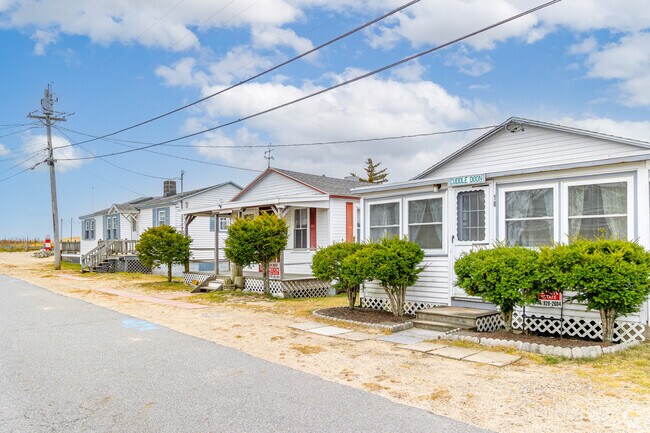 Cozy cottages line Hampton Beach’s quiet residential streets.