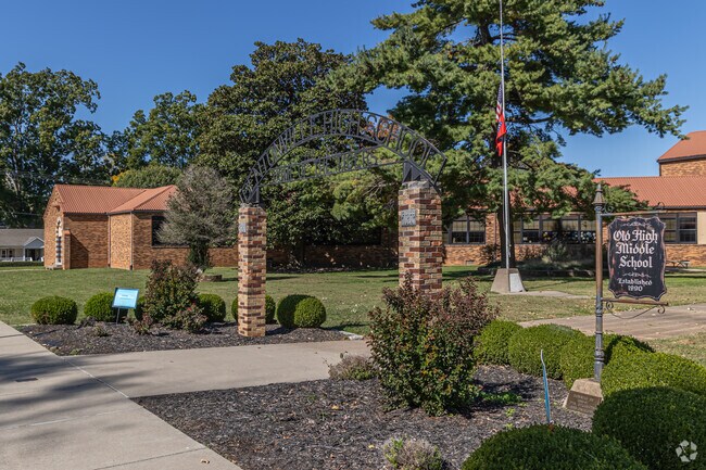 Old High Middle School is a highly rated, public school located in Bentonville.