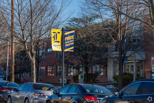 The student to teacher ratio of Lyndhurst High School is 13-1.