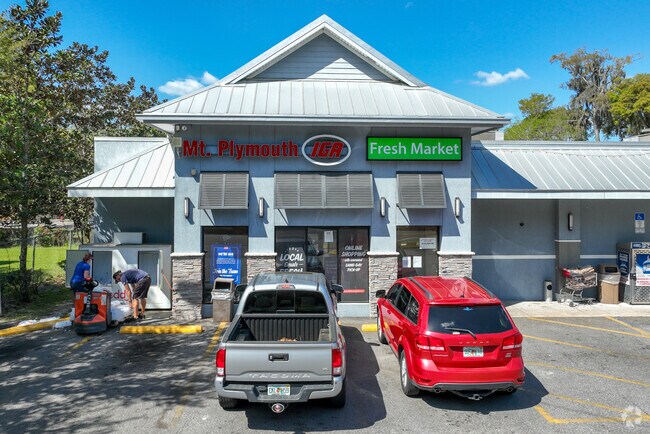 Mount Plymouth's IGA Fresh Market is a favorite with locally sourced produce and meats.