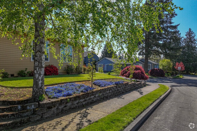 Verdant residential streets in Hillendale, Oregon City.