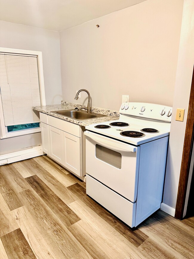 646 Main Rd N, Hampden, ME 04444