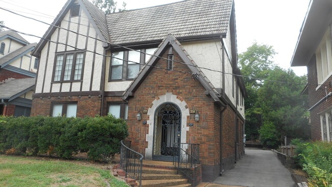235 Hawthorne St, Memphis, TN 38112 - photo 2