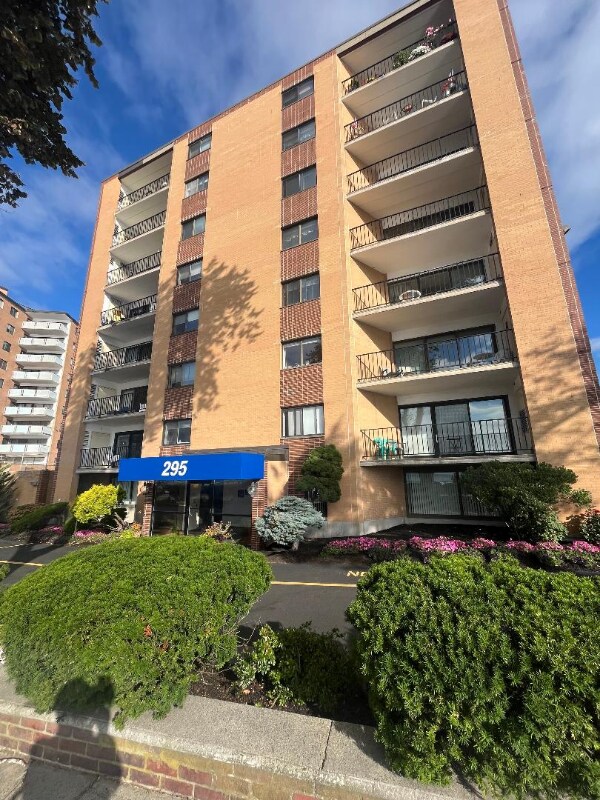 295 Lynn Shore Dr Unit 705, Lynn, MA 01902