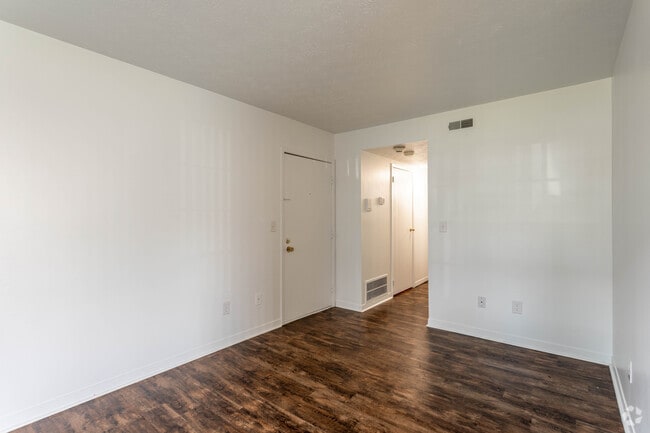 1 Br, 1 Ba - 750 SF