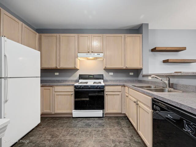 835 Genesee Dr, Naperville, IL 60563 - photo 5