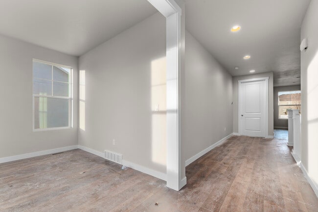 692 W Junegrass Ln, Stansbury Park, UT 84074 - photo 4