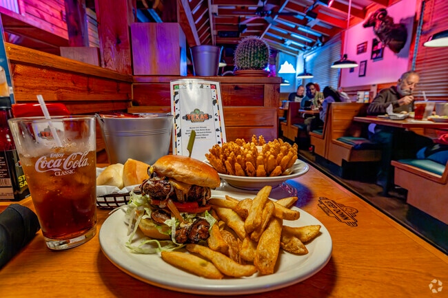 Roosevelt diners can sample Texas Roadhouse's famous southwestern American cuisine.