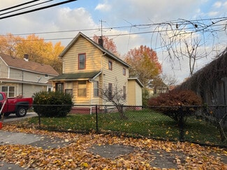 1061 Raymond St, Akron, OH 44307
