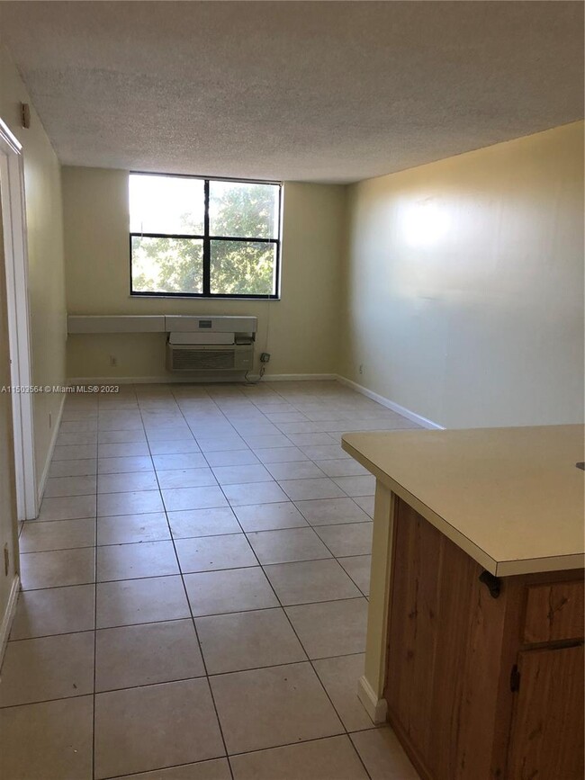 2401 Riverside Dr Unit 303-B, Coral Springs, FL 33065