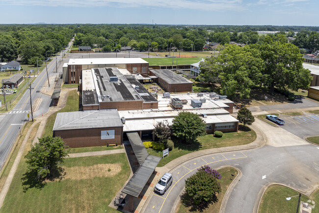 Full campus of Julian Newman Elementary School in Athens Alabama.