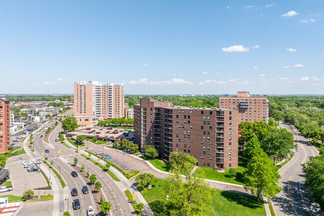 Lake Shore Drive Condominiums have access to shopping on 66th Street.
