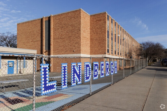 Niche gives Lindbergh Elementary School in Palisades Park, NJ an overall rating of C+.
